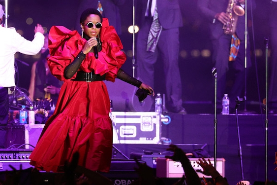 Lauryn Hill is so over those tardiness complaints: 'Y'all lucky I make it,' she tells LA