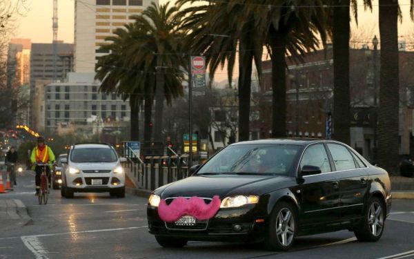 DMV says UberX, Lyft drivers need commercial plates