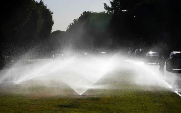 Wealthy enclaves, especially in L.A. area, slow to save water