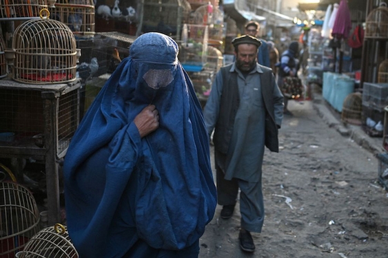 Taliban orders women to wear burqa in public again